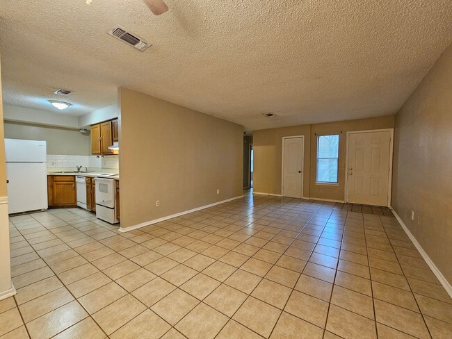 Building Photo - (2) Bed/(2) Bath Duplex Avail NOW!