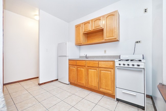 Building Photo - 517 W 212th St