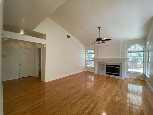 Building Photo - Large 2 Bedroom Home in Park West  - Comin...