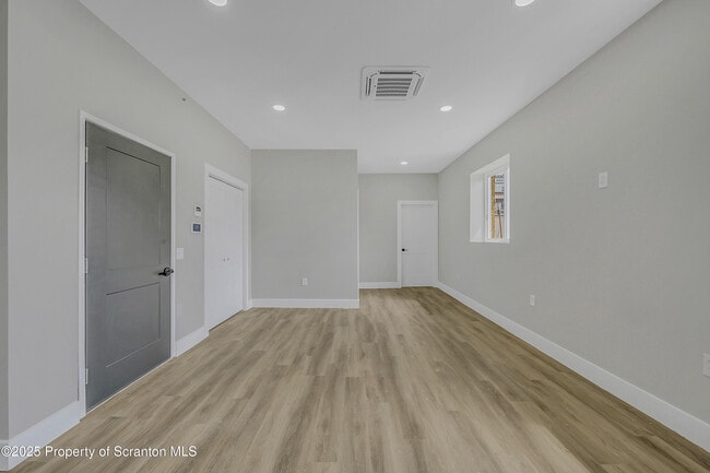 Building Photo - 215 Hickory St