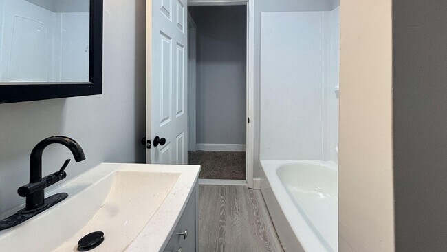 Foto del edificio - Fully Renovated 3-Bedroom House