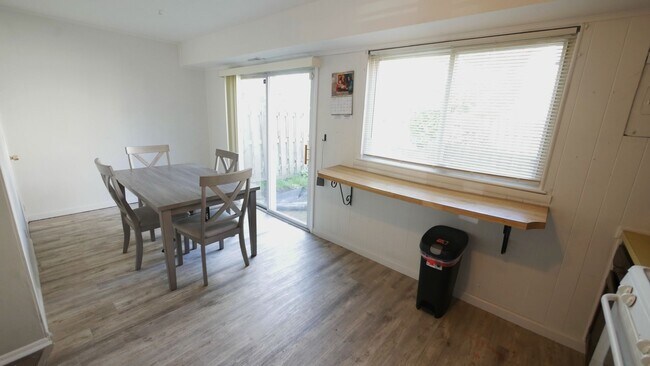 Building Photo - Clementon 2 BR, 1.5 BA Furnished Townhouse...