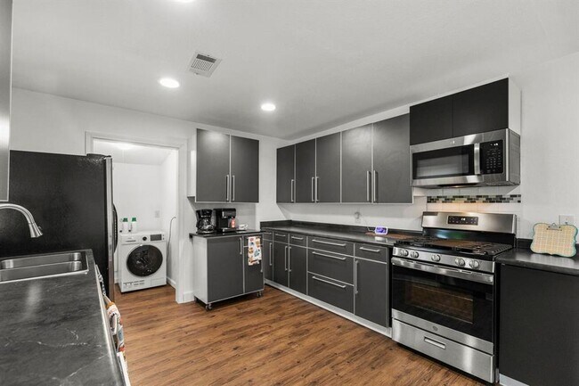 Foto del edificio - 5808 Community Dr
