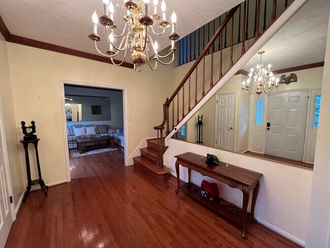 Foto del edificio - Spectacular 3 Bed 3.5 Bath Brick Home in Scenic Riverview Estates