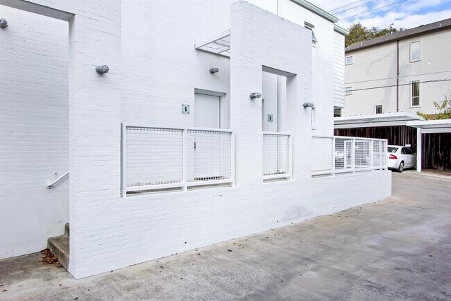 Building Photo - 4214 Buena Vista St
