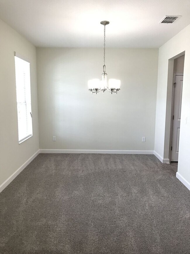 Foto del edificio - Newer 3/2.5ba Home at The Oaks in Moss Park with FREE Internet, Cable and Phone