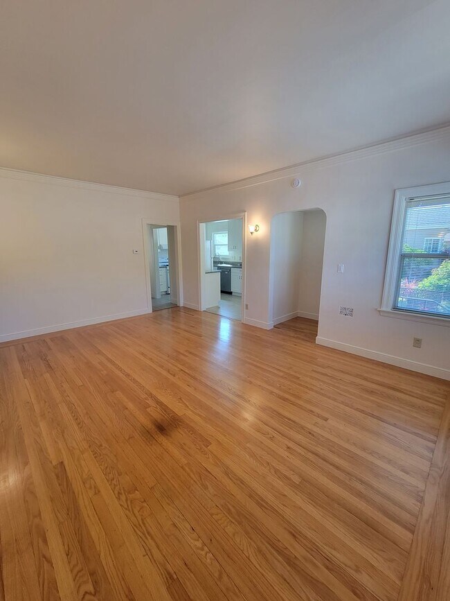 Building Photo - Spacious 2 Bedroom 1 Bath Duplex close to ...