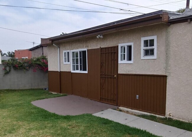 front view - 535 W School St