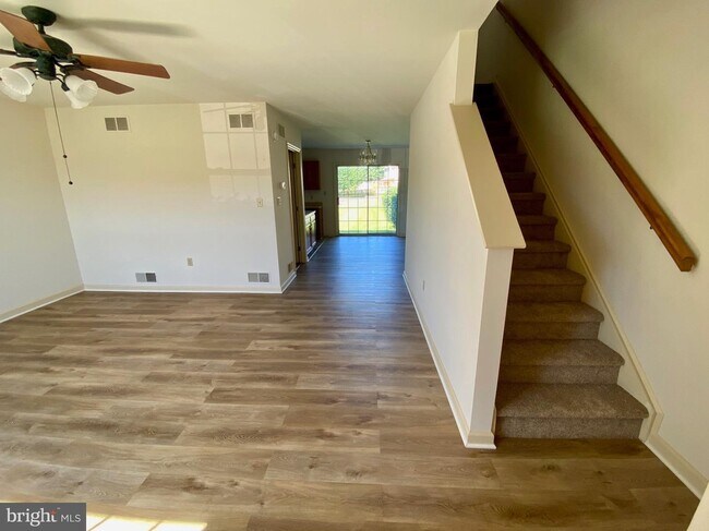 Building Photo - 6605 Hollow Dr
