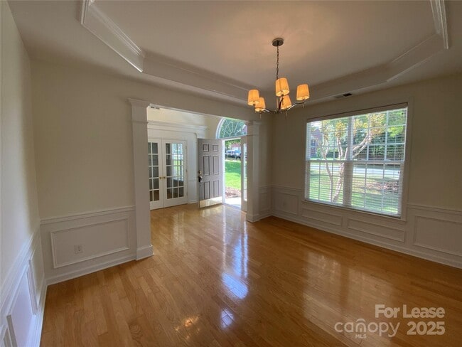 Building Photo - 9901 Hazelview Dr