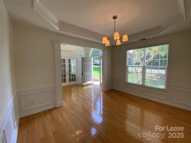 Foto del edificio - 9901 Hazelview Dr