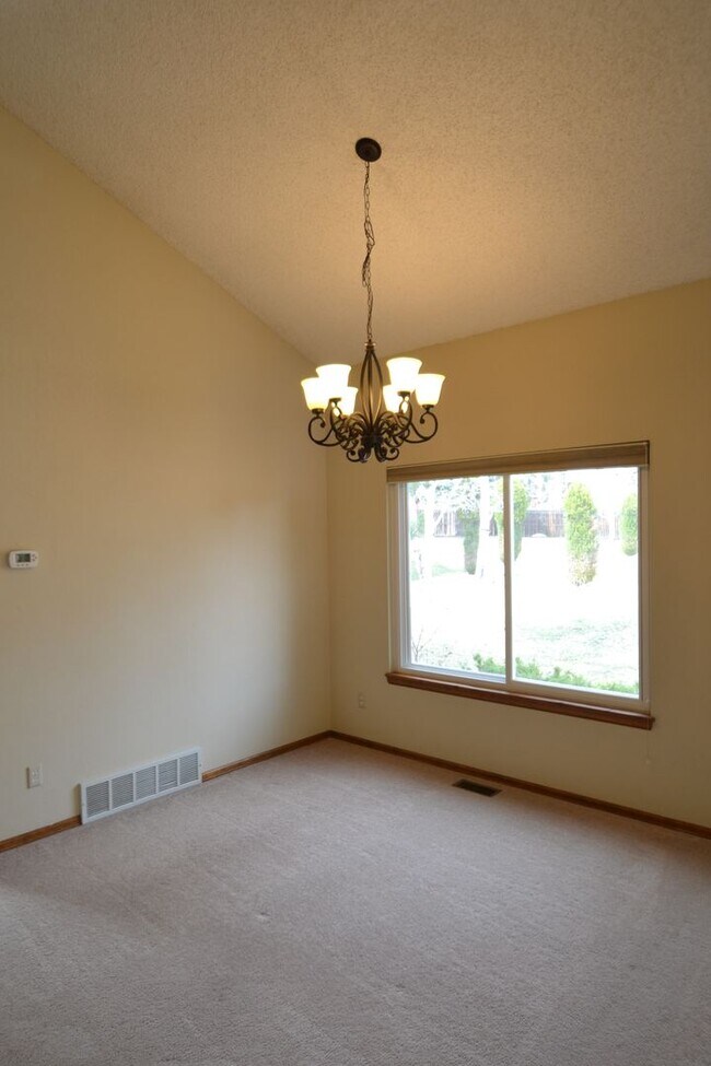 Building Photo - Mountain Shadows 3 Bedroom home with extra...