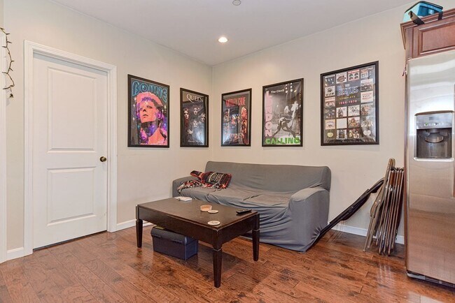Foto del edificio - 348 E 8th St