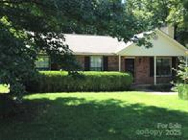 Foto del edificio - Great, 3-bed / 2 full bath location off th...