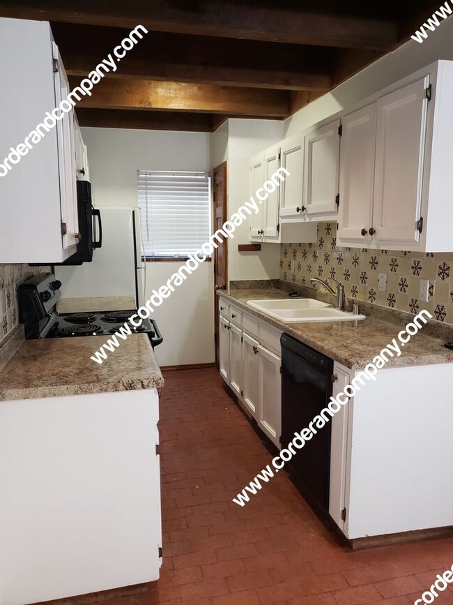 Building Photo - Southwestern 2 Bedroom, 2 Bathroom, 1 Car ...