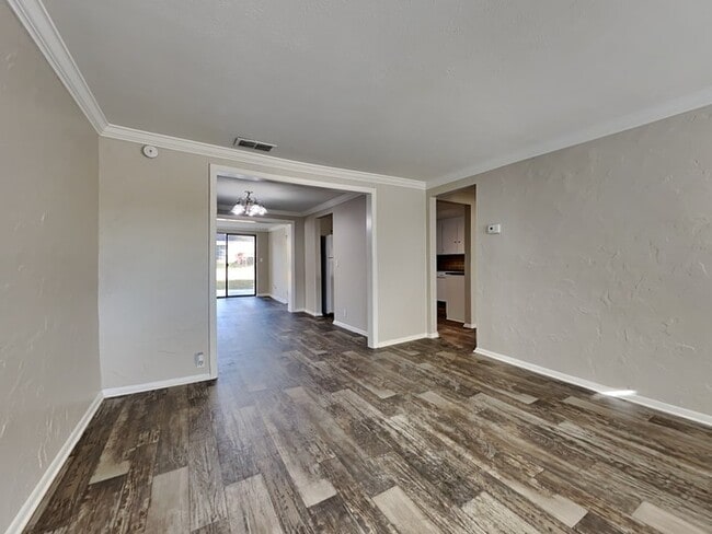 Building Photo - 5916 Ensenada Rd