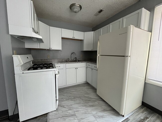 Building Photo - 619 Walnut Ave.