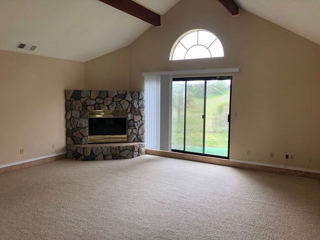 Building Photo - Country Living!