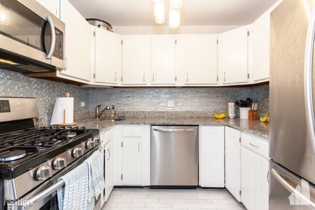 Building Photo - 2 br, 1 bath Condo - 561 W Surf 5O1 Unit 5O1