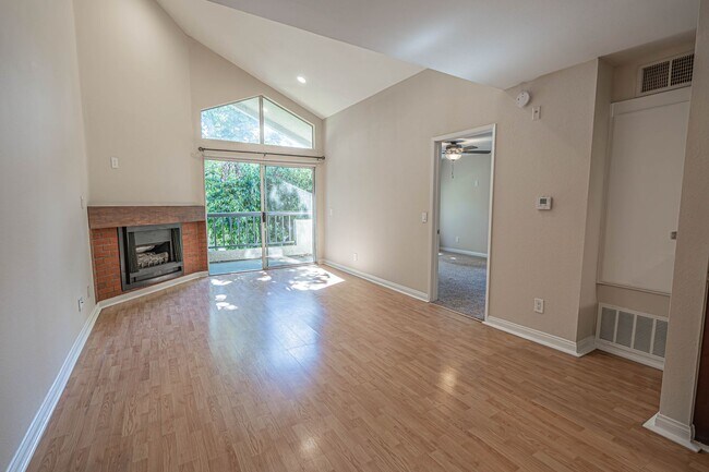 Foto del edificio - Warner Center 1 Bedroom Condo for Rent in Woodland Hills!