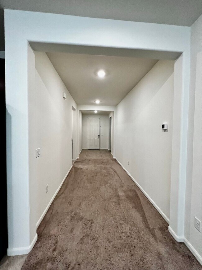 Foto del edificio - 4 Bedroom Home with 3-Car Garage in Gladde...