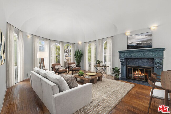 Foto del edificio - 2240 Hillhurst Ave