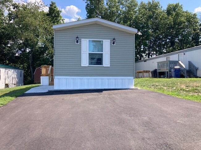 Building Photo - 1624 S Golden Cir