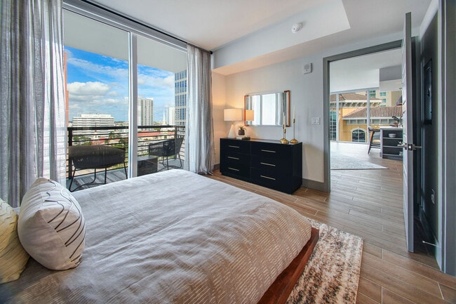 Novo Las Olas apartments — community photo - Novo Las Olas