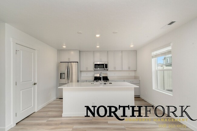 Building Photo - Beautiful, Brand New, Spacious Meridian Home