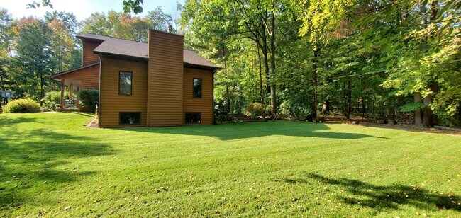 Building Photo - 809 Pine Hill Dr