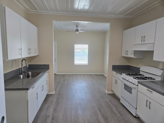 Building Photo - 1201 Saticoy St
