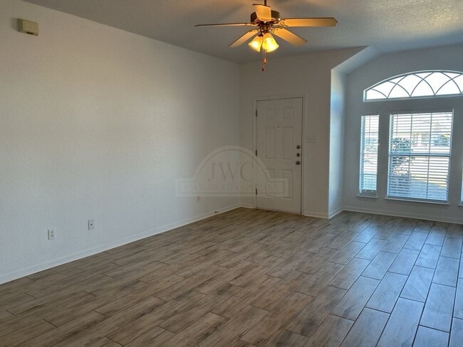 Foto del edificio - 1905 Charleston Ct