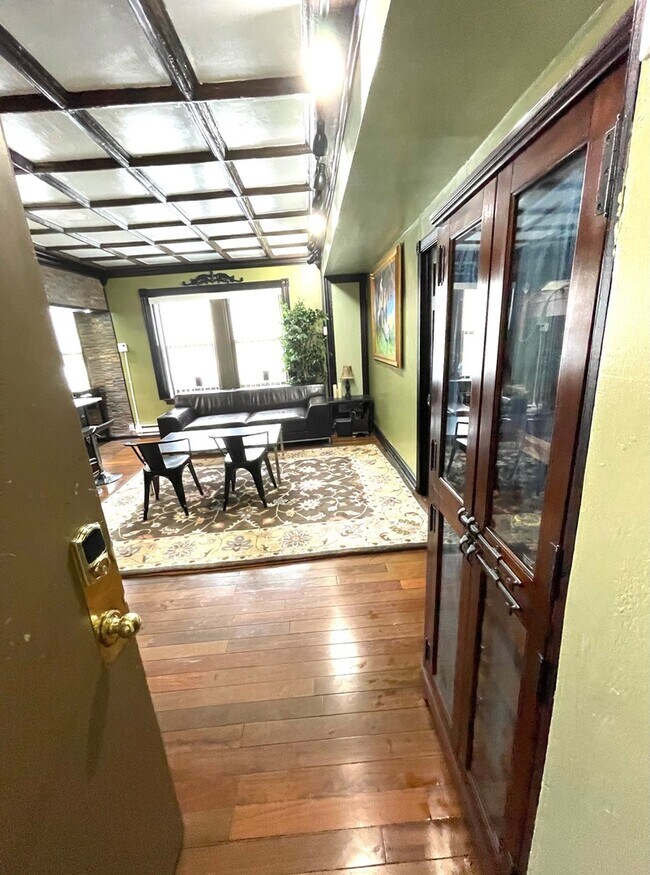 Foto del edificio - 1211 N LaSalle Dr