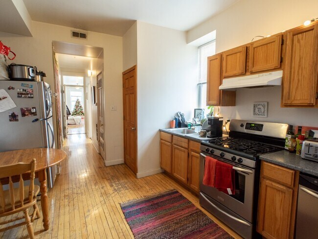 Building Photo - Prime Wicker Park 3b/1b unit in the heart ...