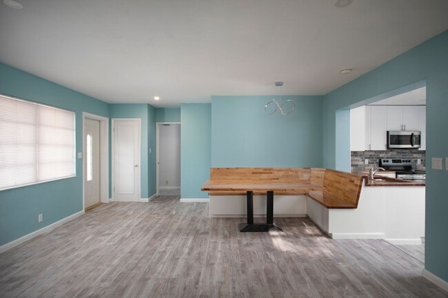 Building Photo - Move-In Ready 3/2 with Driveway & Backyard...