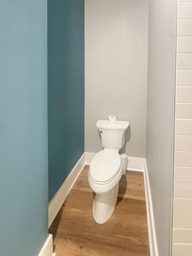 Building Photo - Charming 3br/1bath triplex -close to downt...