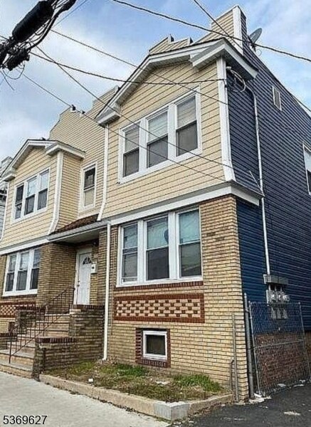 Primary Photo - 680 18th Ave