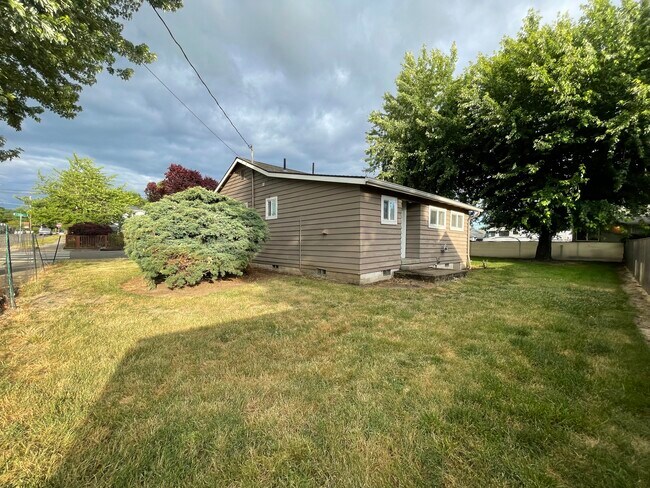 Back Corner - 801 S Center St