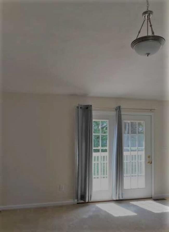 Building Photo - 4 Bedroom 2 Half Bath Townhouse with 2 Car...