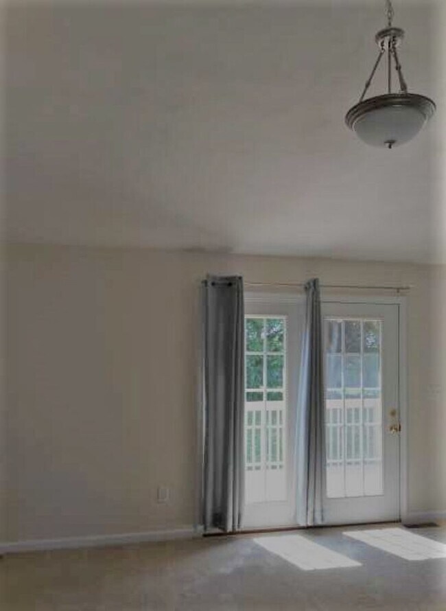 Foto del edificio - 4 Bedroom 2 Half Bath Townhouse with 2 Car...