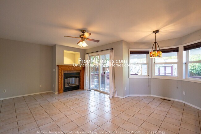 Building Photo - Three Bedroom Home in SE W/ Fantastic Back...
