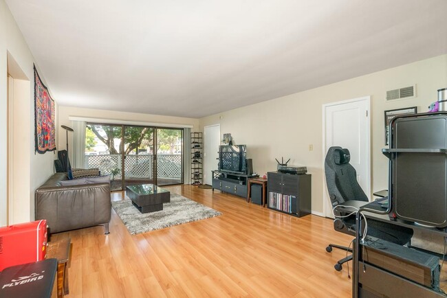 Building Photo - 2828 Edison St