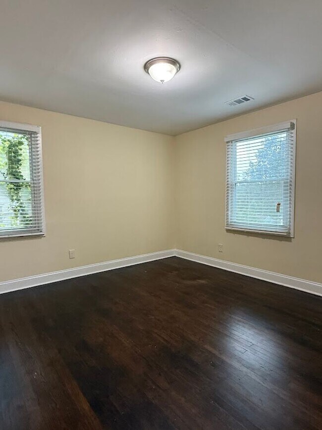Building Photo - 3 bed 2 bath in Atlanta!