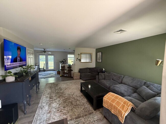 Foto del edificio - 102 Partridge Cir