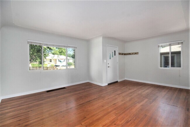 Foto del edificio - Single-Family 4 Bedroom 2 Bathroom Home in...