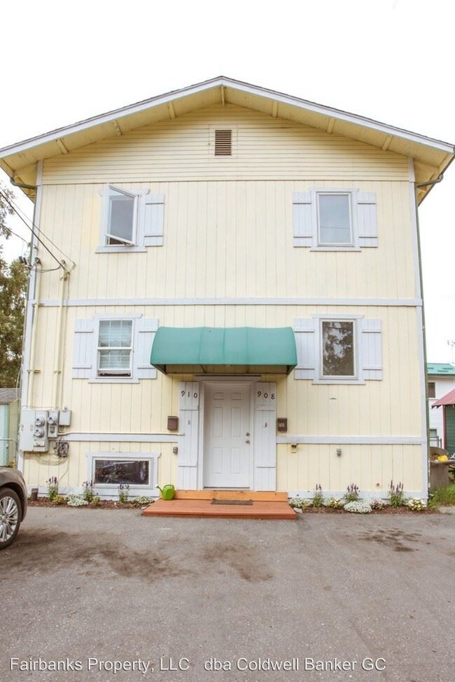 Building Photo - 910 4th Ave