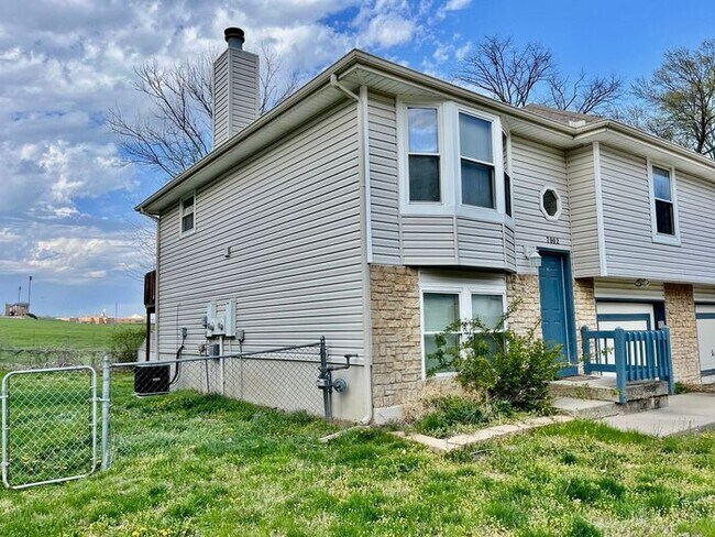 Building Photo - Spacious 3 bedroom, 2 bathroom duplex in N...