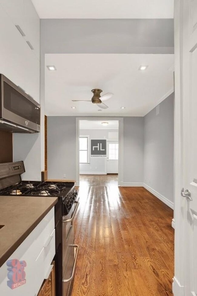 Building Photo - Tenth Avenue