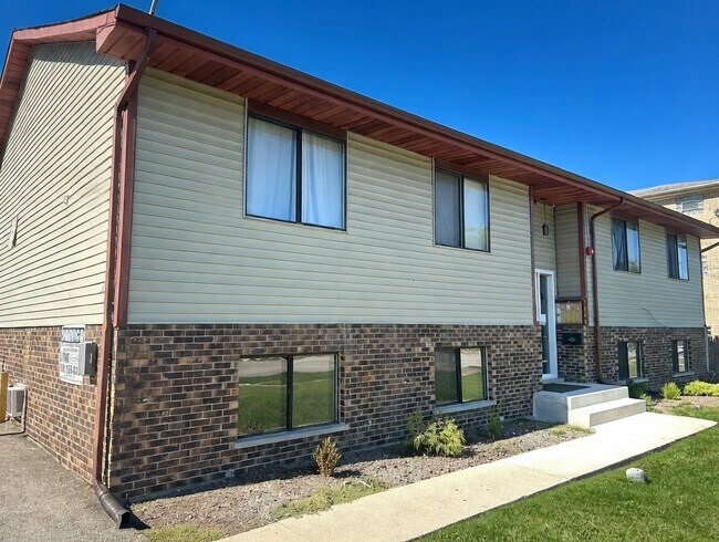 Building Photo - 1040 S York Rd