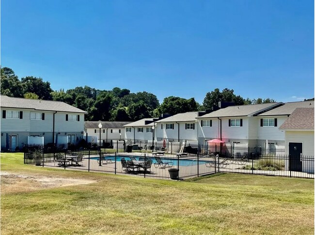 Piscina y zona de reuniones - 1800 Jackson Ave W